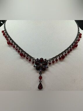 1928 BRAND DELICATE CRYSTAL FLORAL DROP BEAD NECKLACE BLACK AND RED